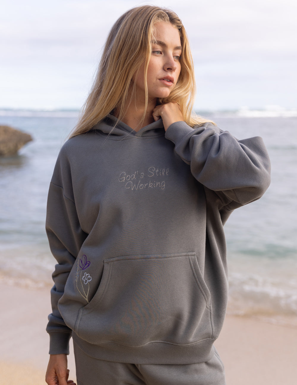 Sudadera unisex con capucha "Dios sigue trabajando"