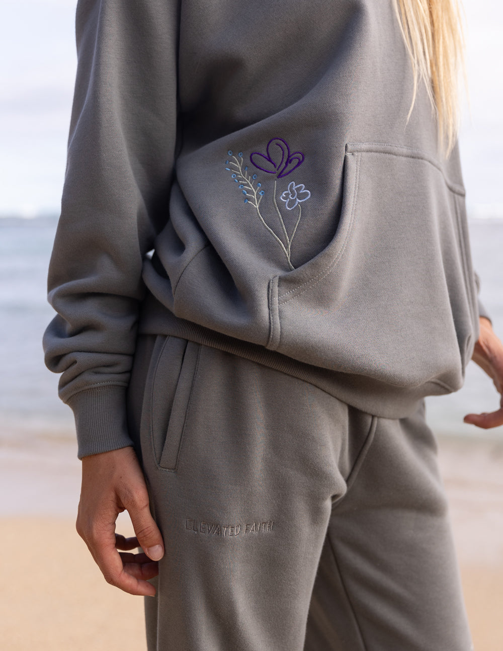 Sudadera unisex con capucha "Dios sigue trabajando"