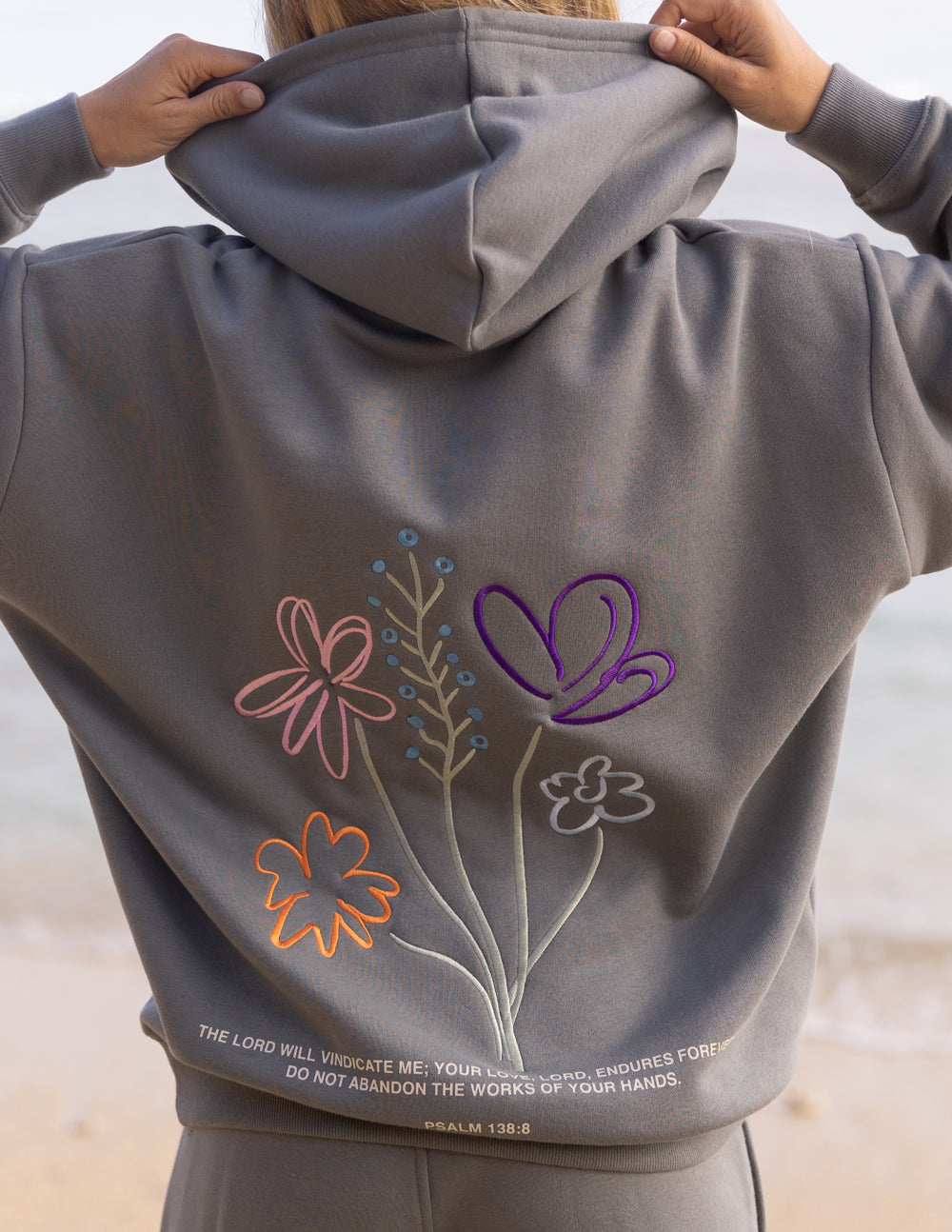 Sudadera unisex con capucha "Dios sigue trabajando"
