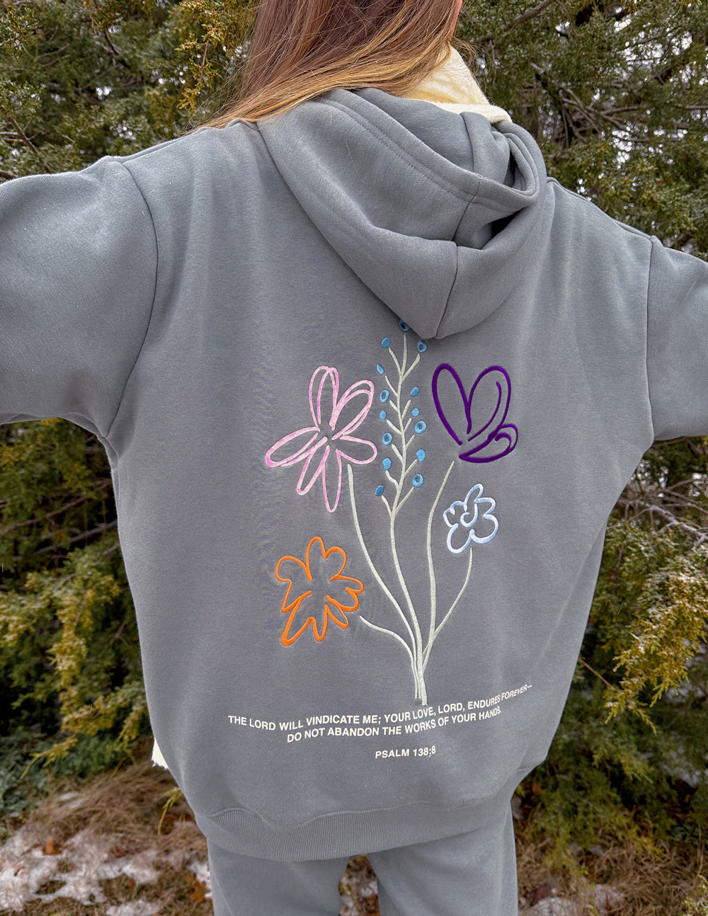 Sudadera unisex con capucha "Dios sigue trabajando"