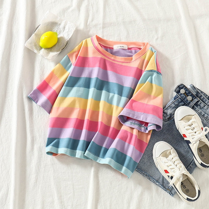 Camiseta de rayas arcoíris pastel
