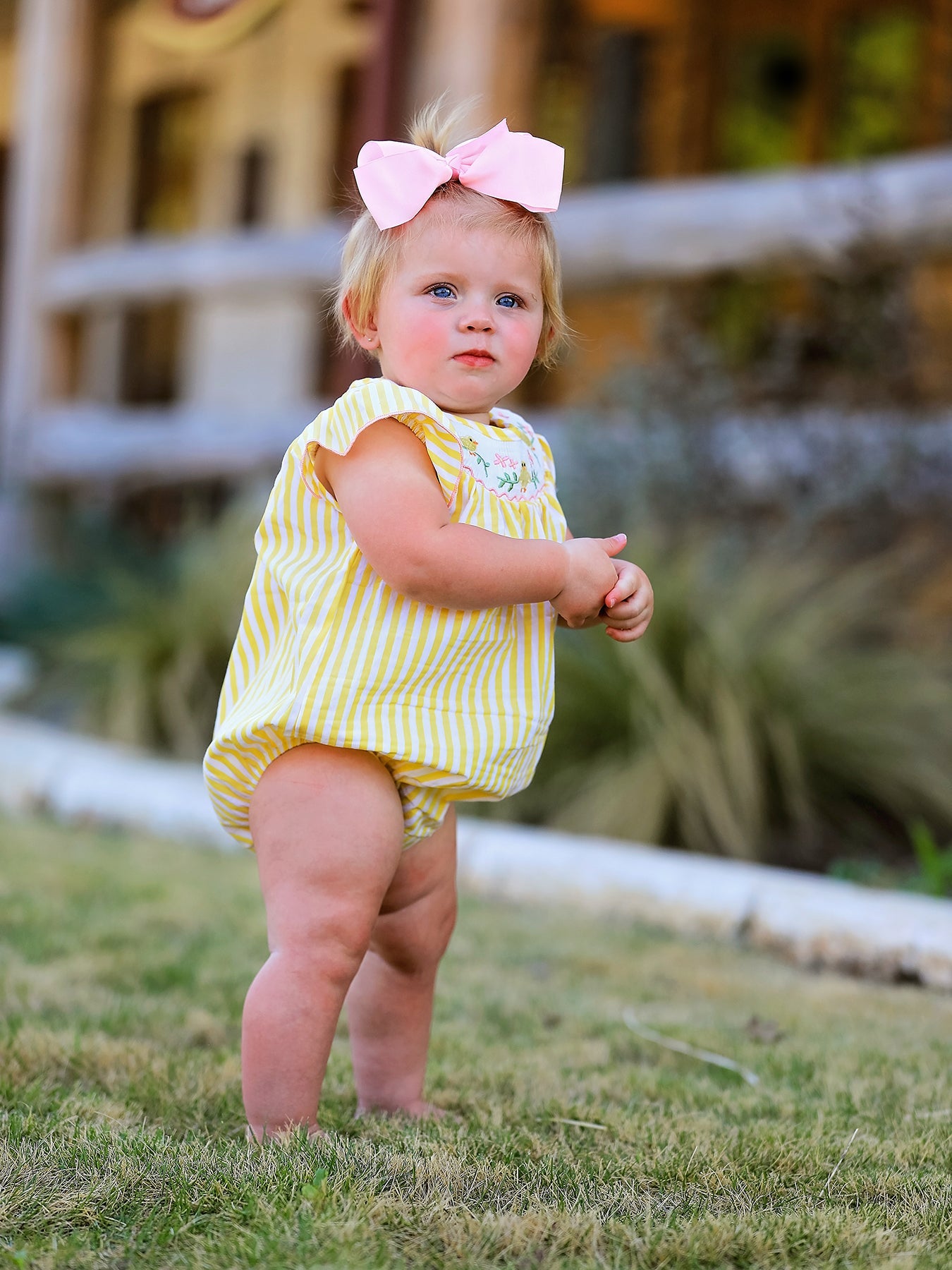 Mono de niña con bordado floral y fruncido de primavera/verano