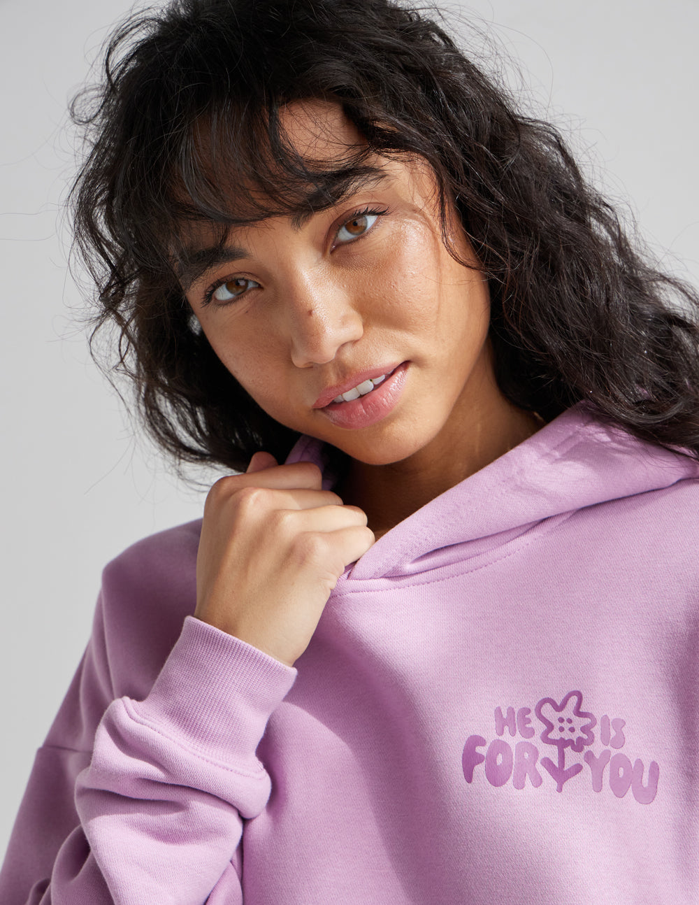 Sudadera unisex con capucha "Él está contigo"