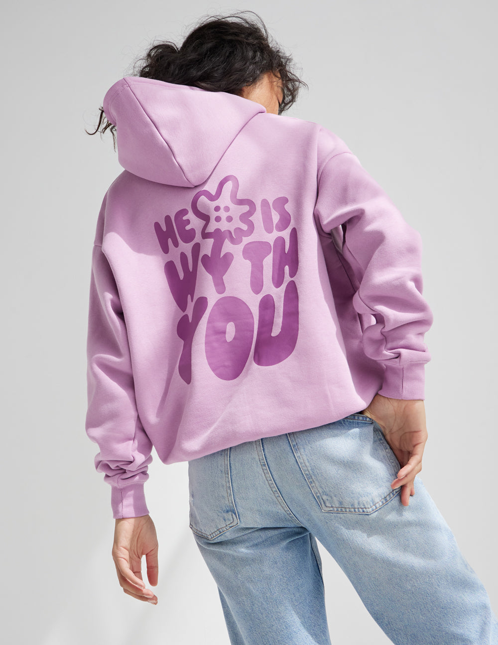 Sudadera unisex con capucha "Él está contigo"