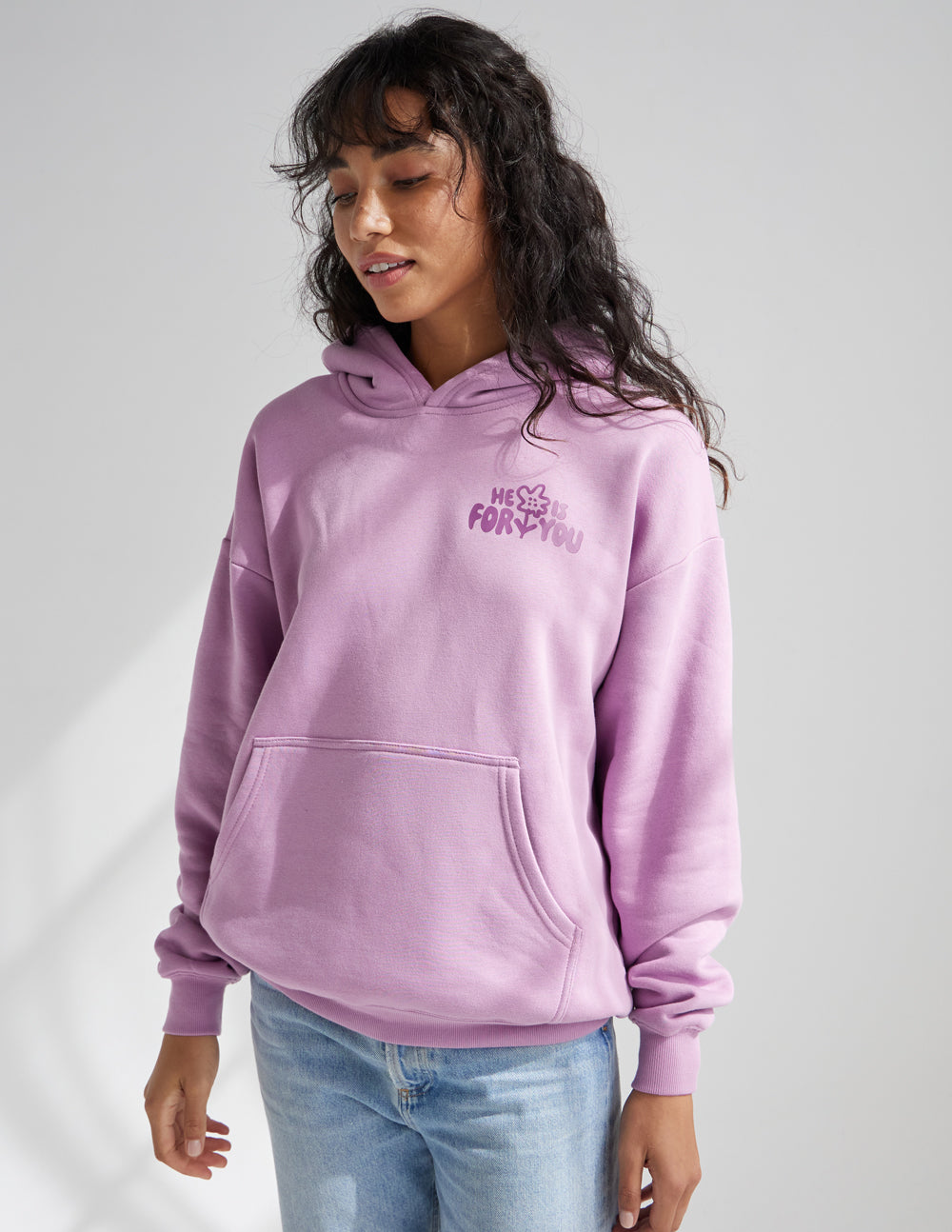 Sudadera unisex con capucha "Él está contigo"