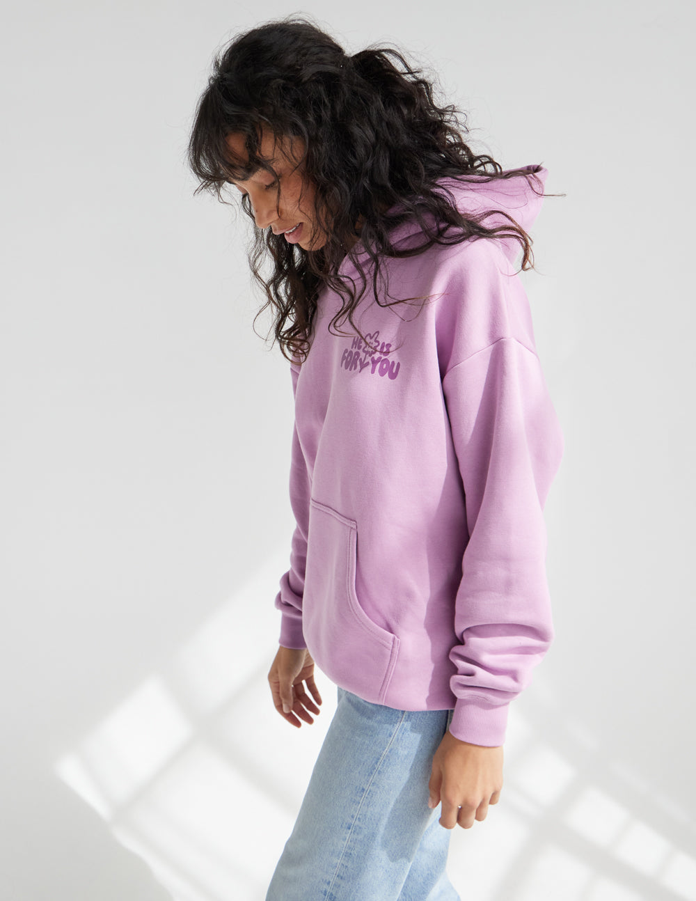 Sudadera unisex con capucha "Él está contigo"
