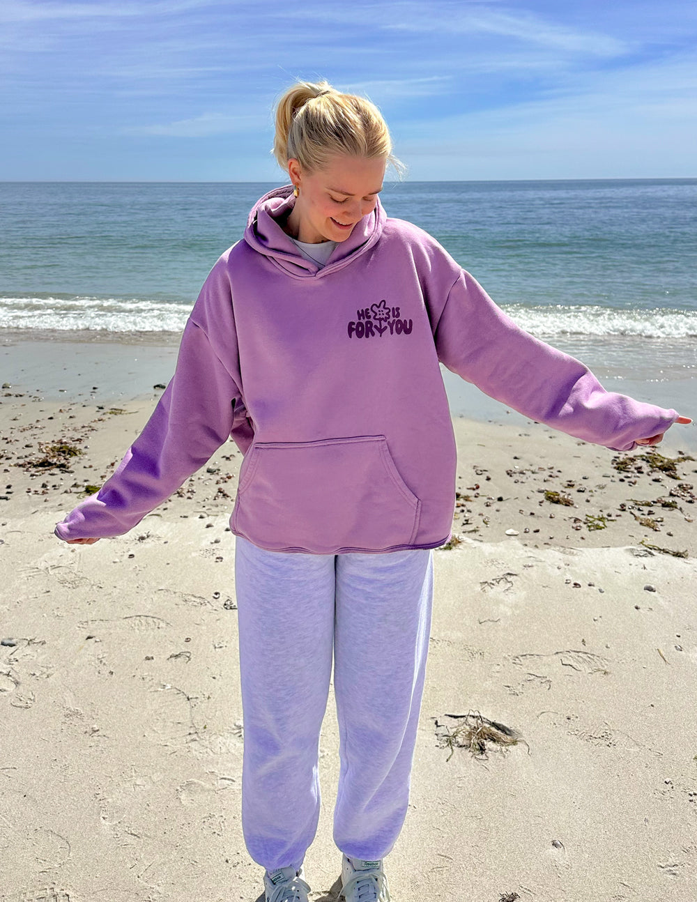 Sudadera unisex con capucha "Él está contigo"