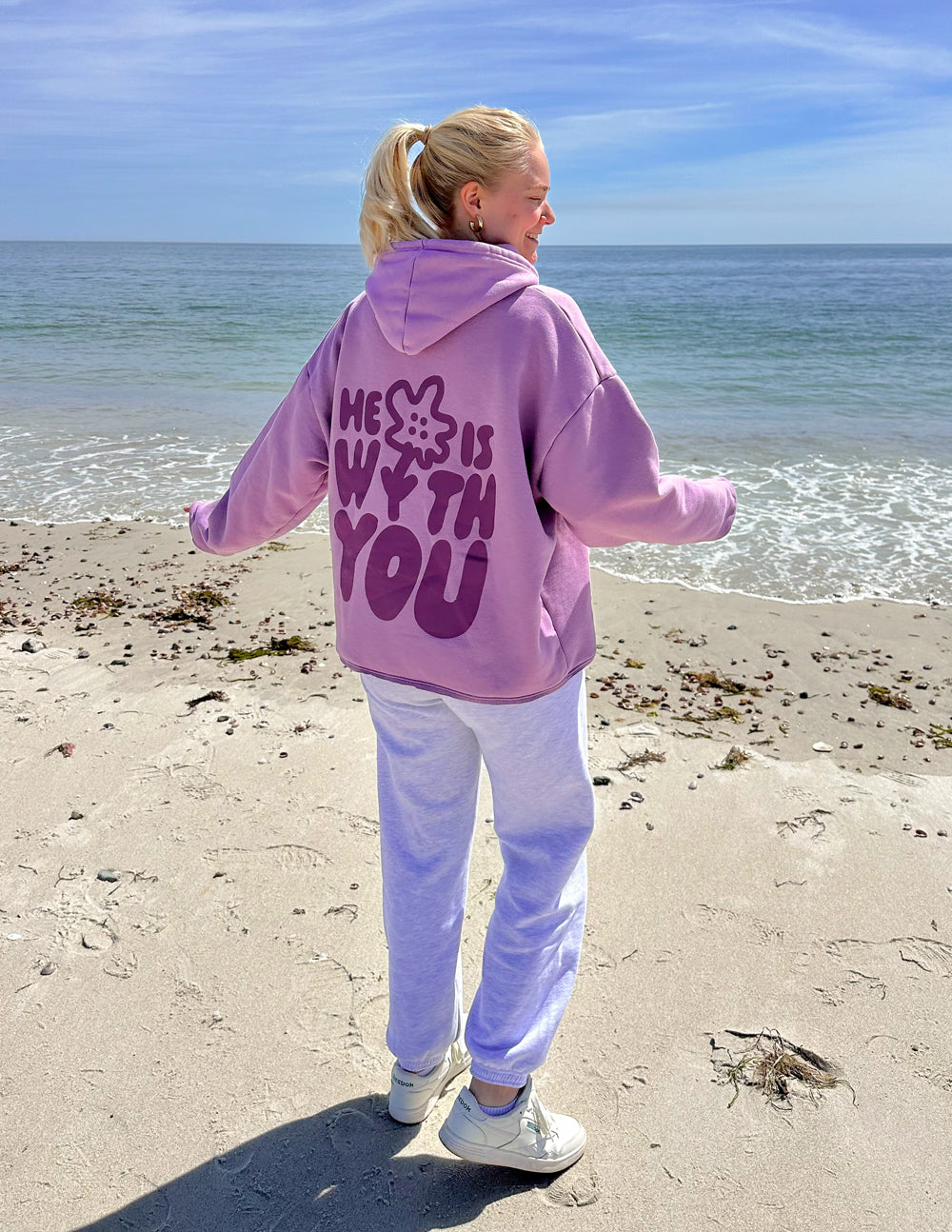 Sudadera unisex con capucha "Él está contigo"