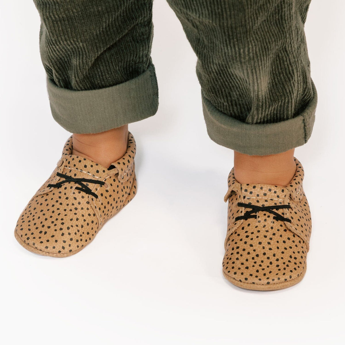 Zapato Oxford para bebé con motas de almendra