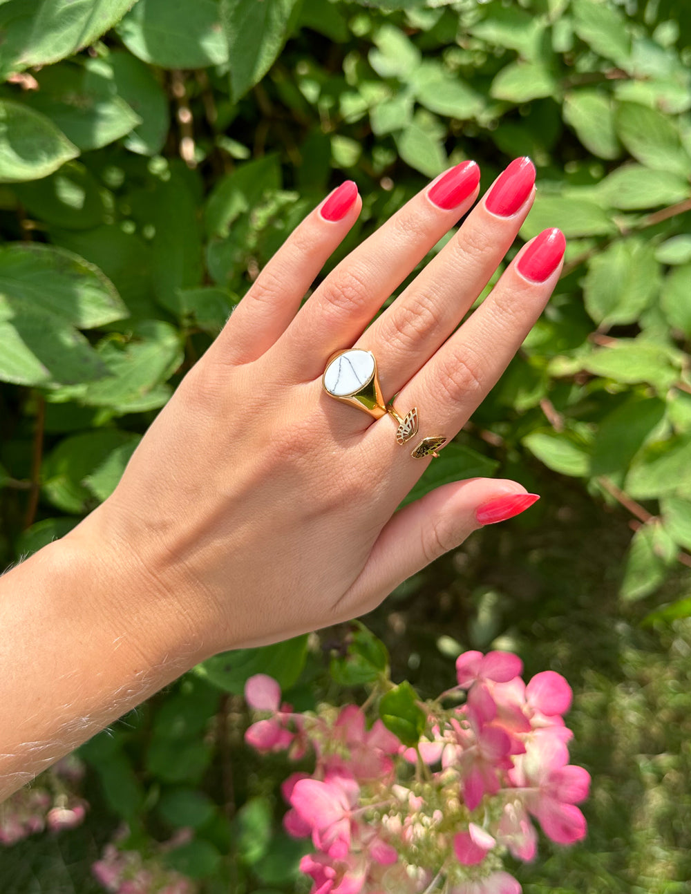 Anillo de piedra de howlita