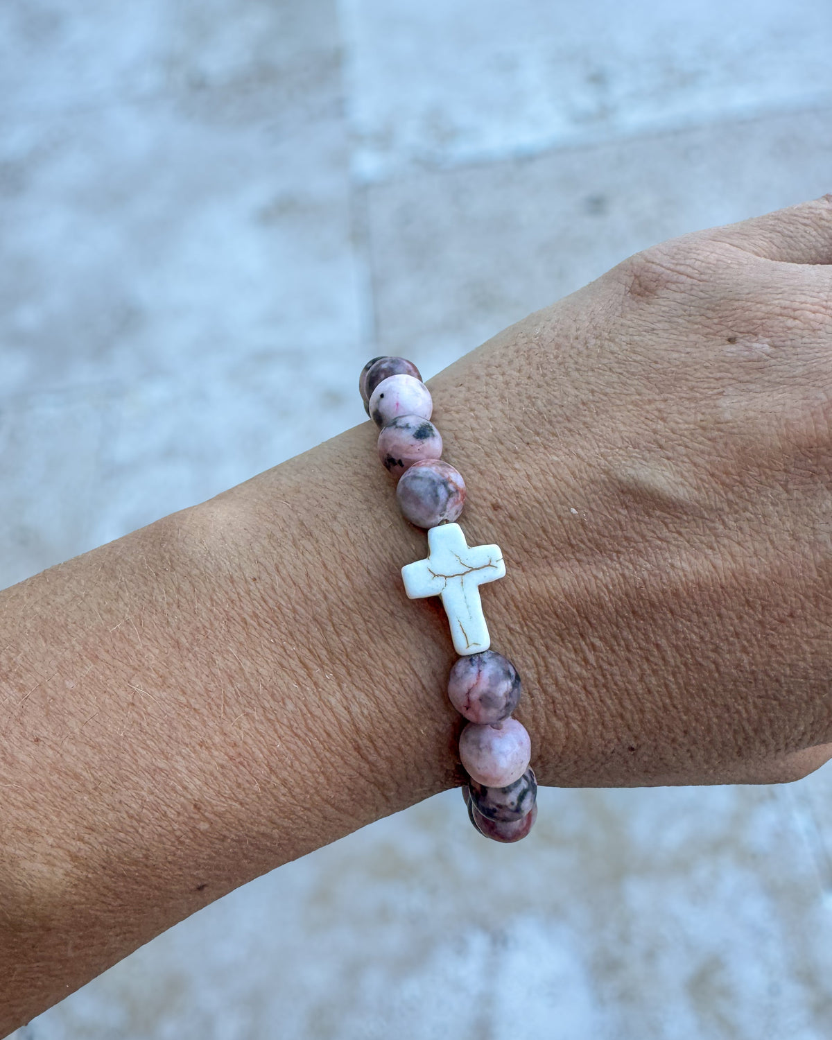 Pulsera de piedra de lava rosa