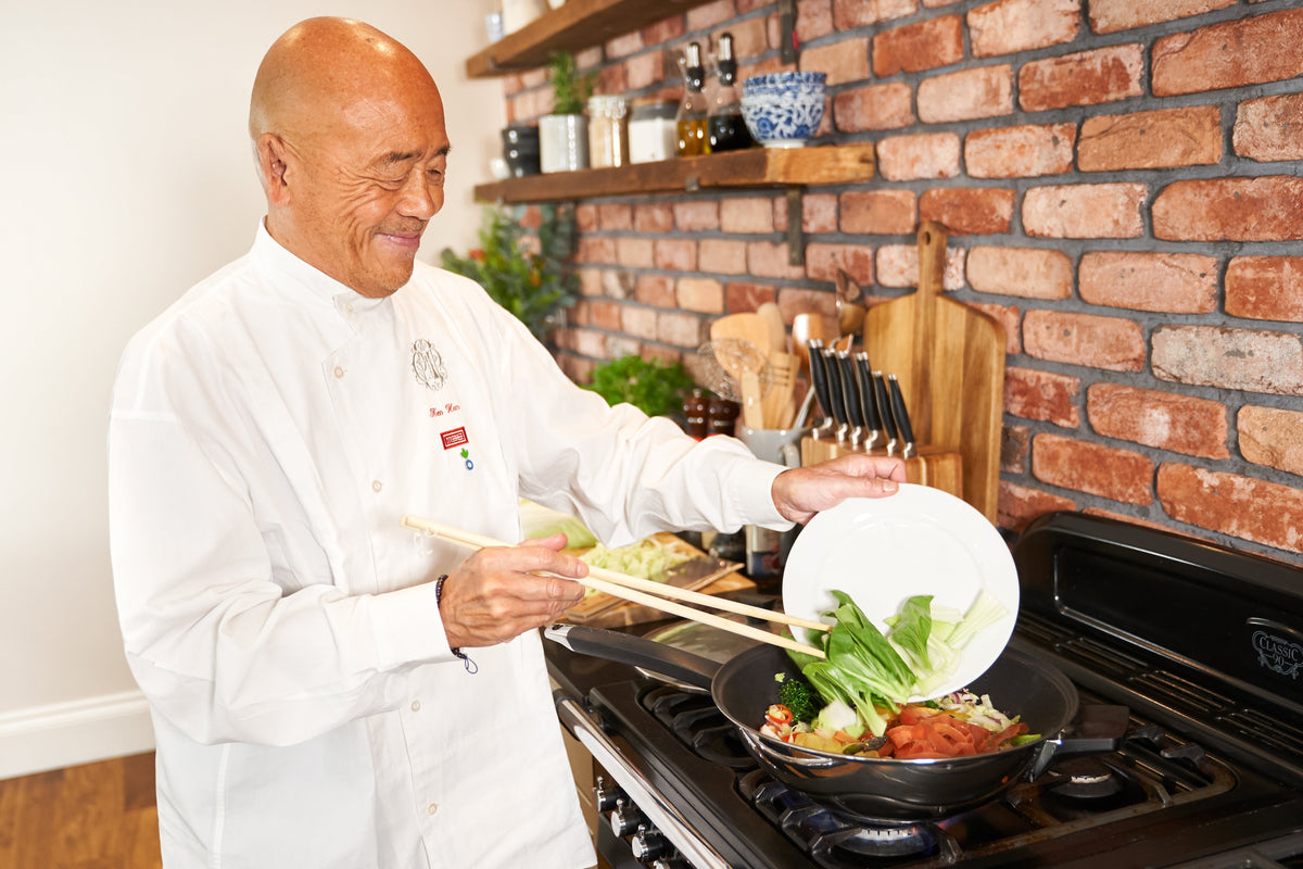 Wok antiadherente de acero al carbono Ken Hom Excellence, 12 pulgadas