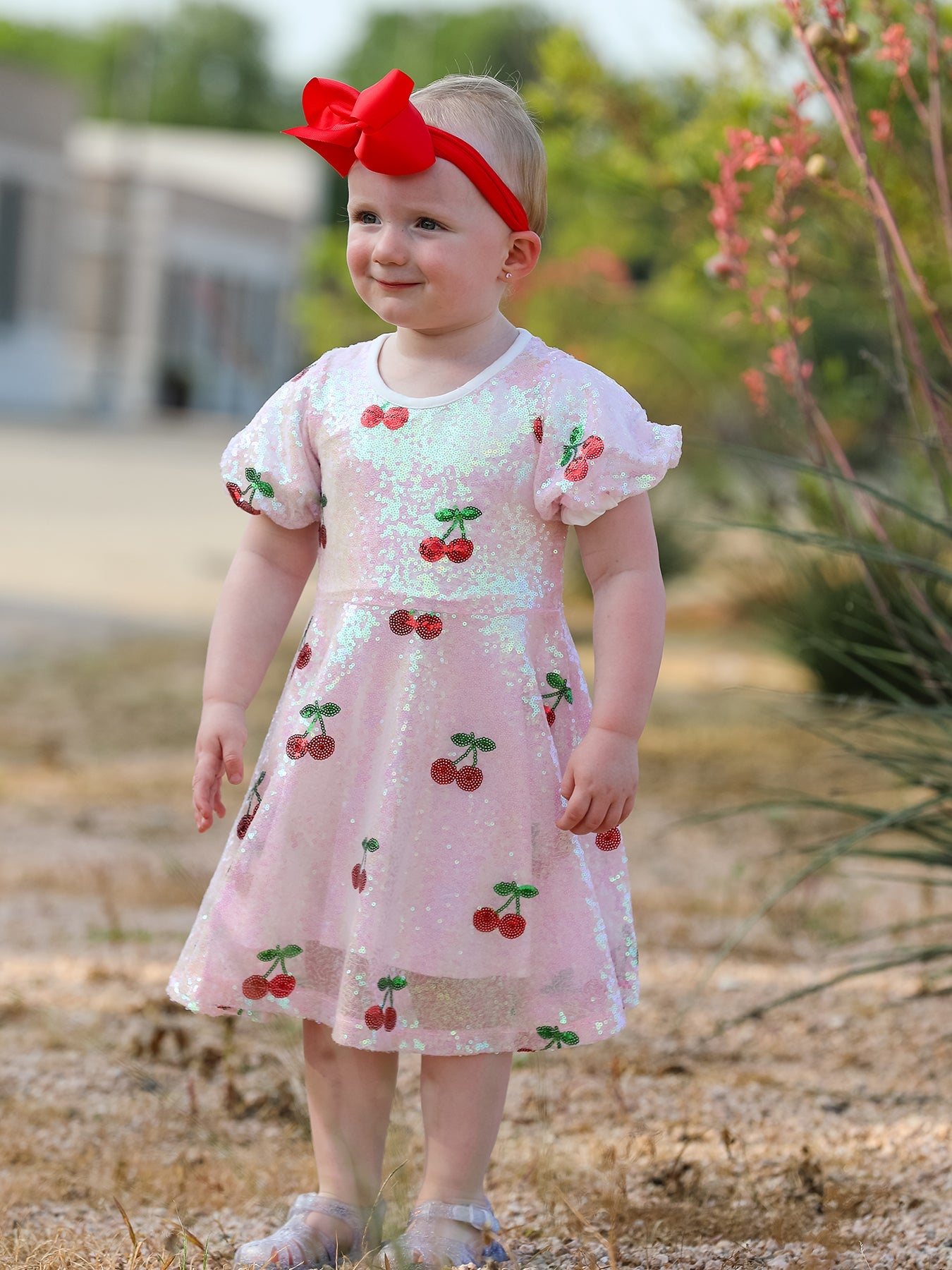 Lindo vestido con lentejuelas de cereza dulce