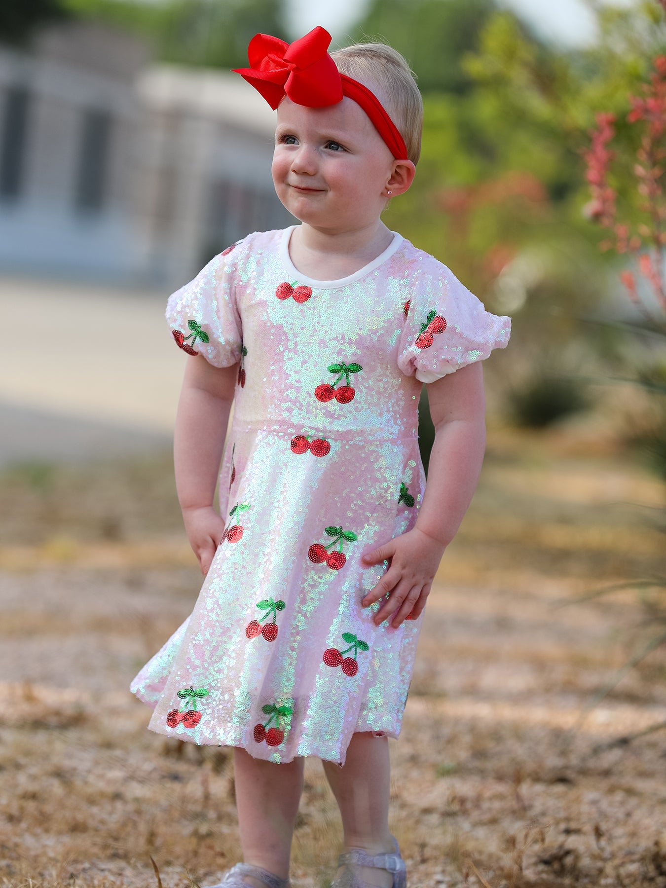 Lindo vestido con lentejuelas de cereza dulce