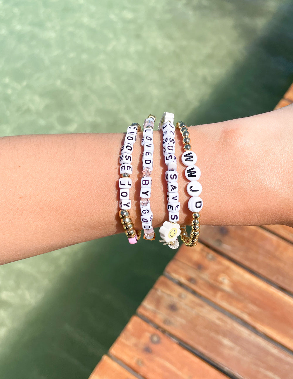 Pulsera con la letra "Amado por Dios" 