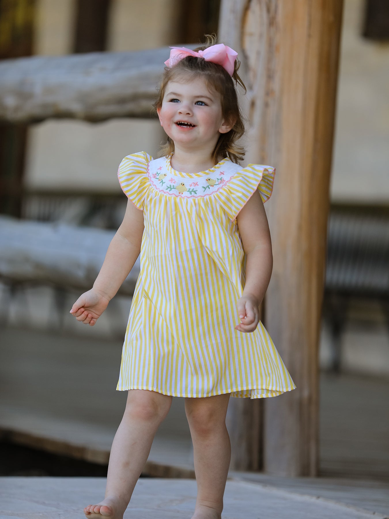 Vestido de niña con bordado floral y fruncido de primavera/verano