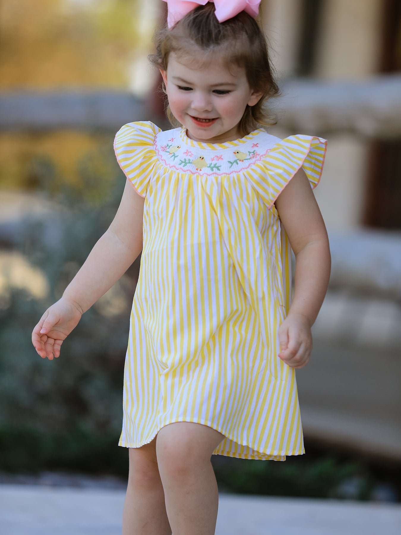Vestido de niña con bordado floral y fruncido de primavera/verano