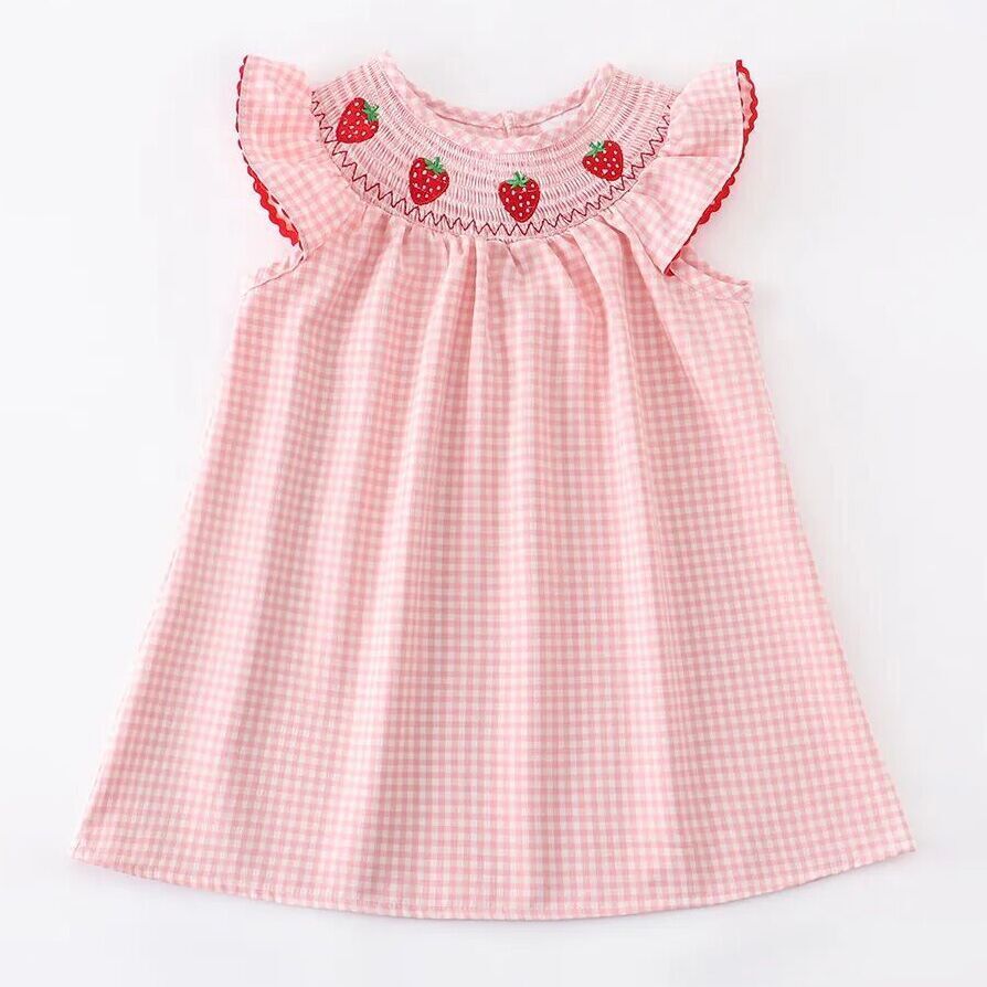 Vestido fruncido a cuadros con bordado de fresas para niñas