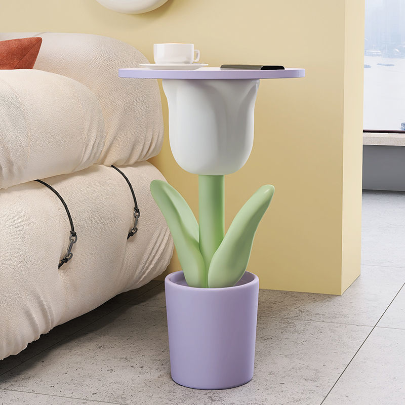 Mesa auxiliar en forma de tulipán