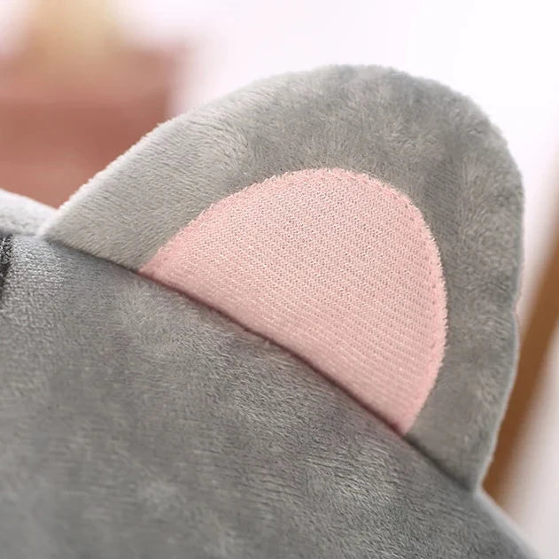 Bonita cama para gatos con forma de gato