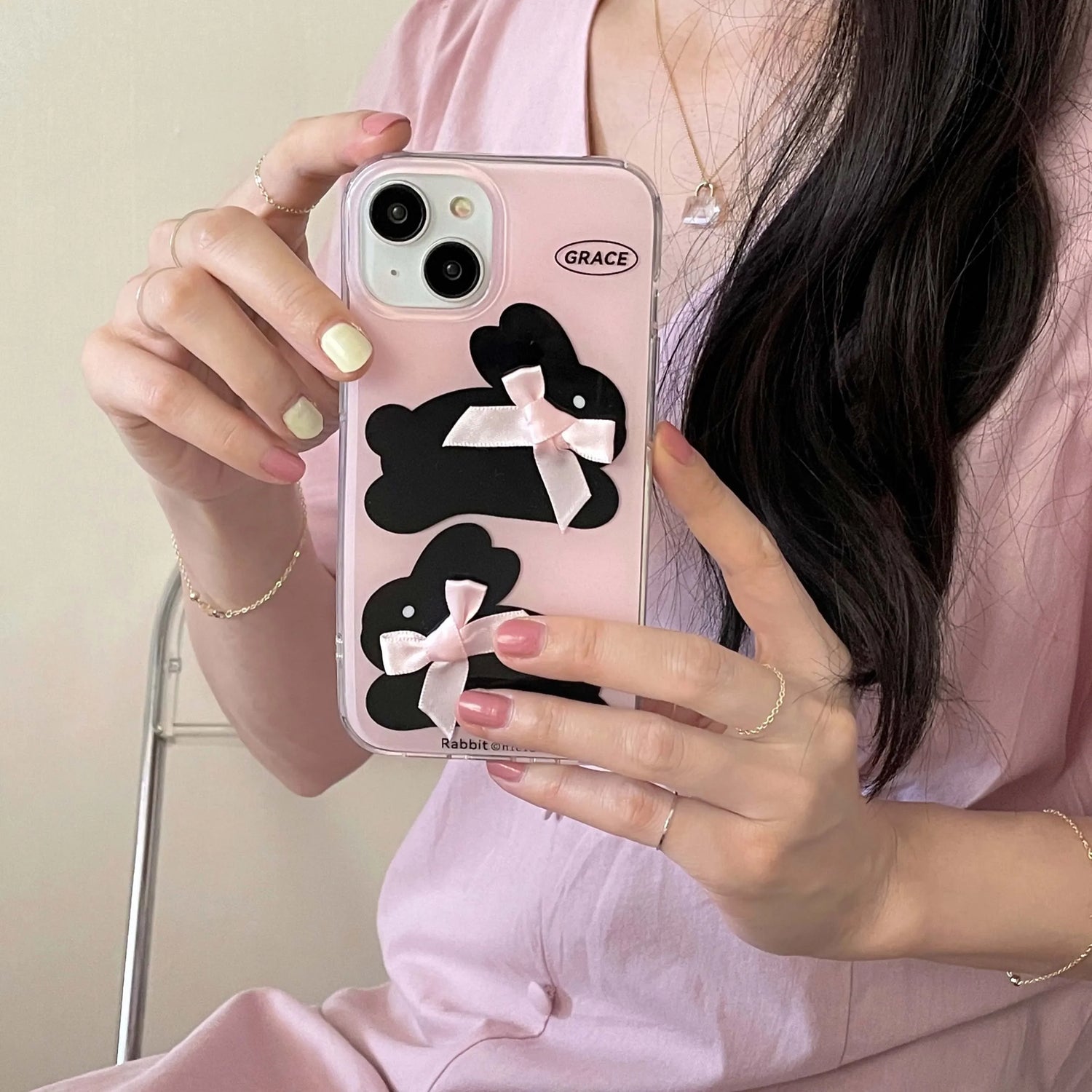Funda para iPhone con lazo rosa y conejito negro