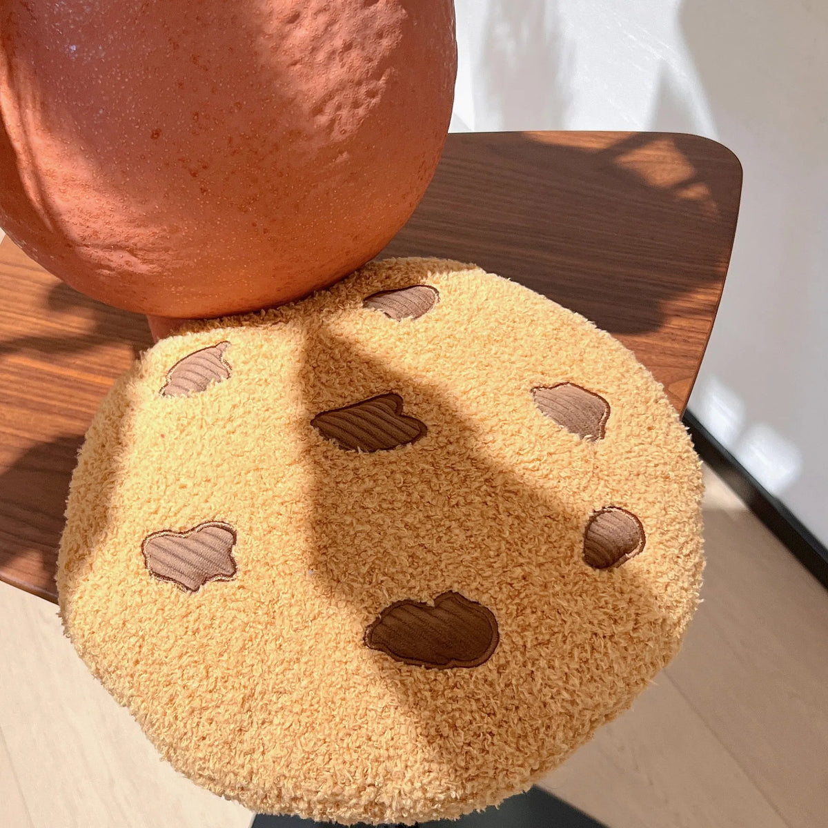 Almohada de peluche con forma de galleta con chispas de chocolate