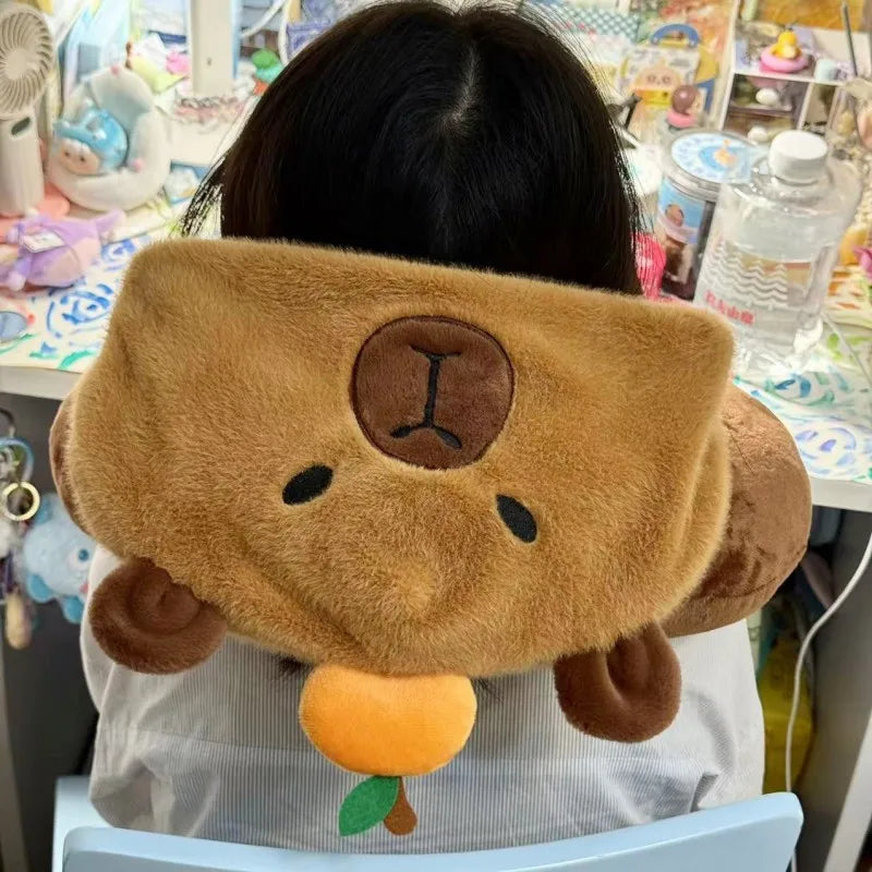 Almohada de cuello de peluche de capibara con sombrero