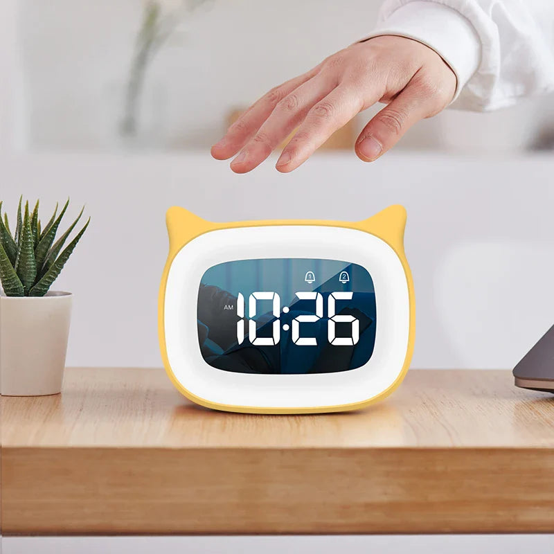 Reloj despertador digital con bonito gato