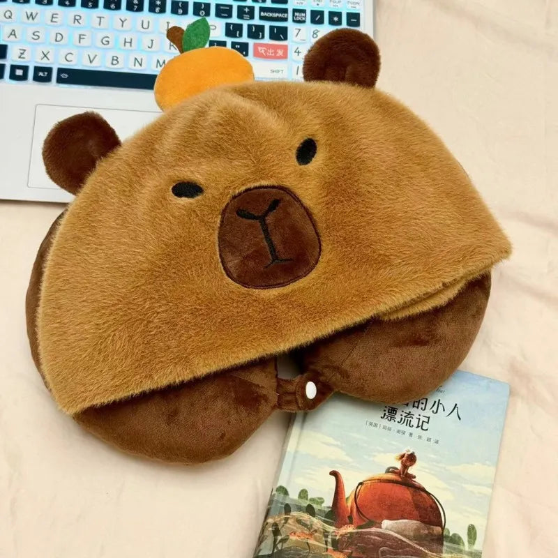 Almohada de cuello de peluche de capibara con sombrero