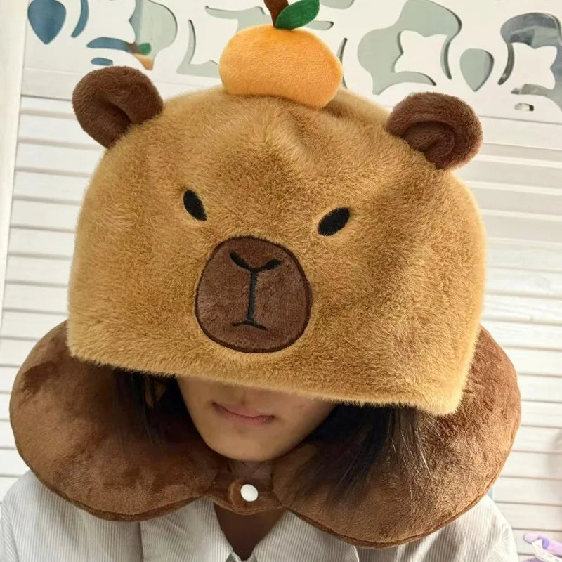 Almohada de cuello de peluche de capibara con sombrero
