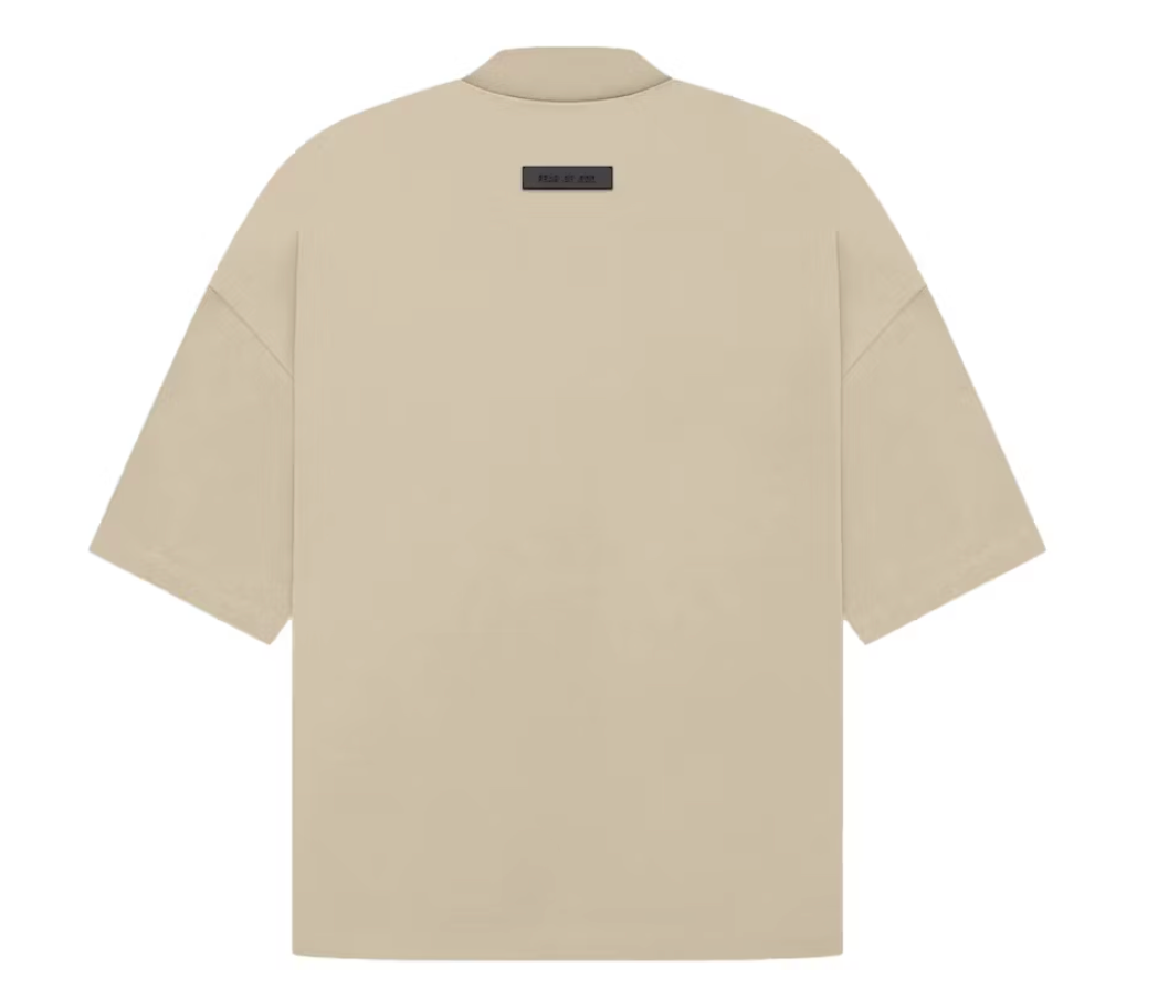 Camiseta Fear of God Essentials Core Collection en beige polvoriento