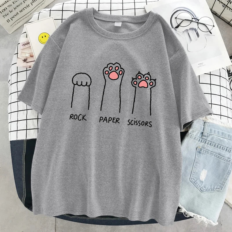 Camiseta con diseño de pata de gato de piedra, papel y tijera