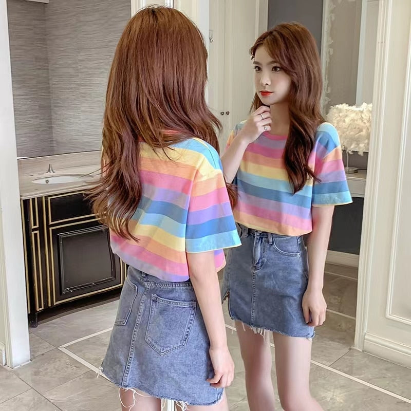 Camiseta de rayas arcoíris pastel