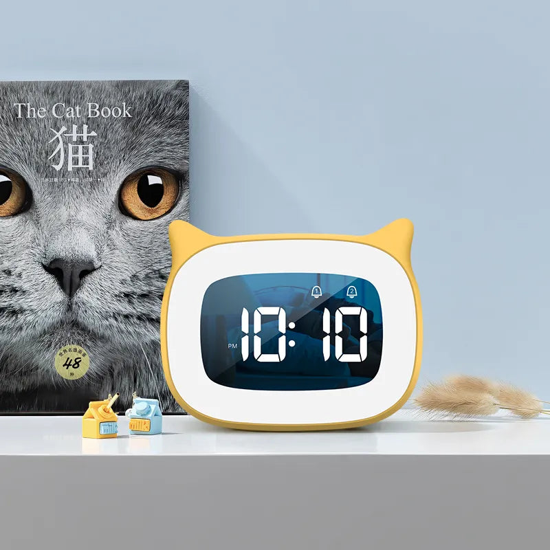 Reloj despertador digital con bonito gato