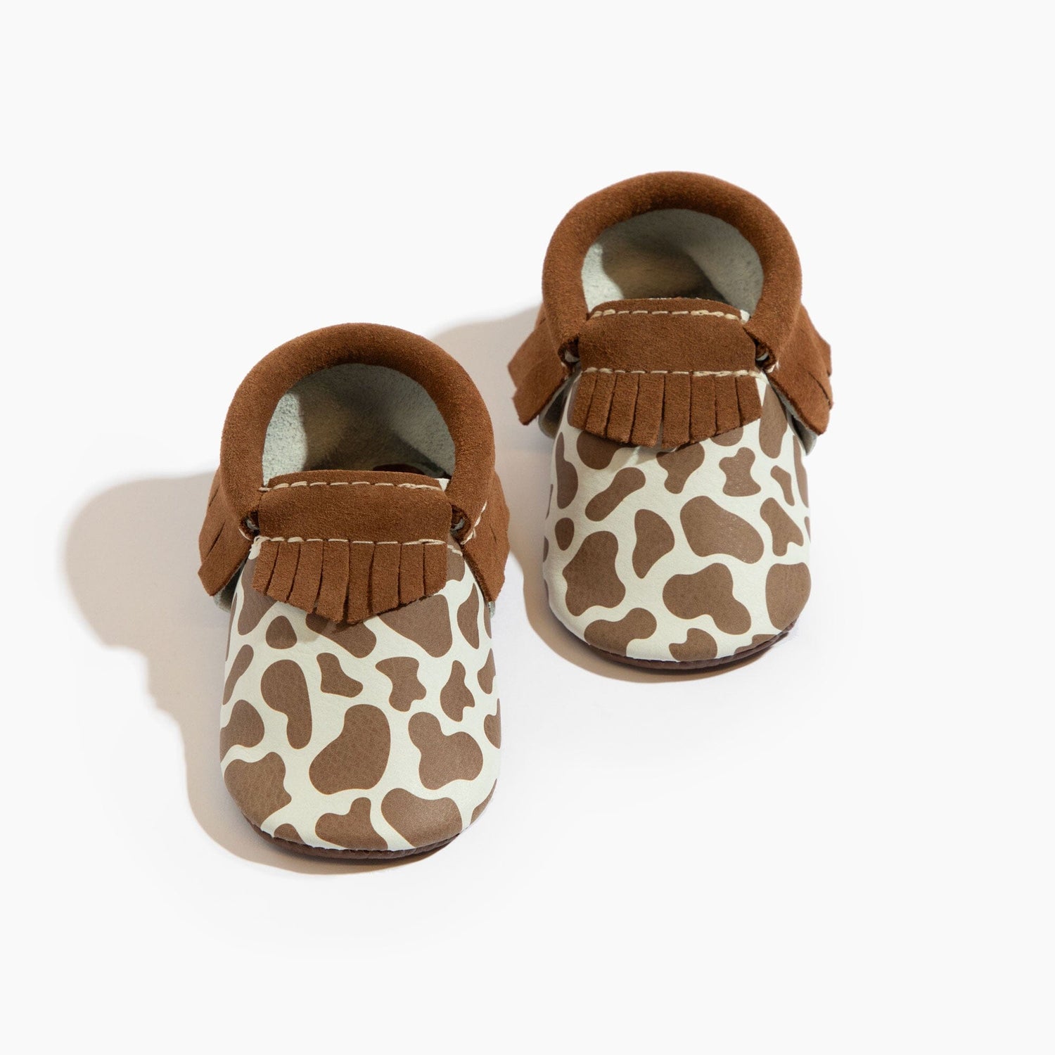 Mocasín de ante con estampado de vaca para bebé 