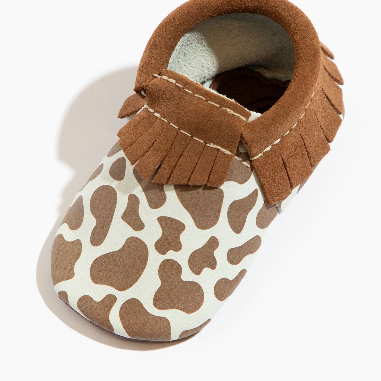 Mocasín de ante con estampado de vaca para bebé 