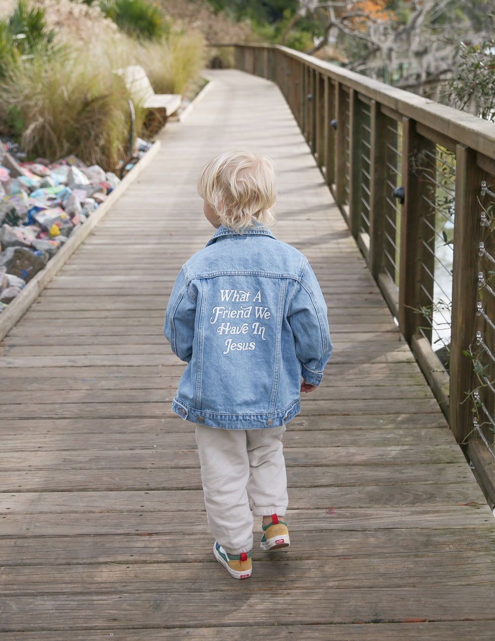 Chaqueta vaquera para niños "Qué amigo en Jesús"