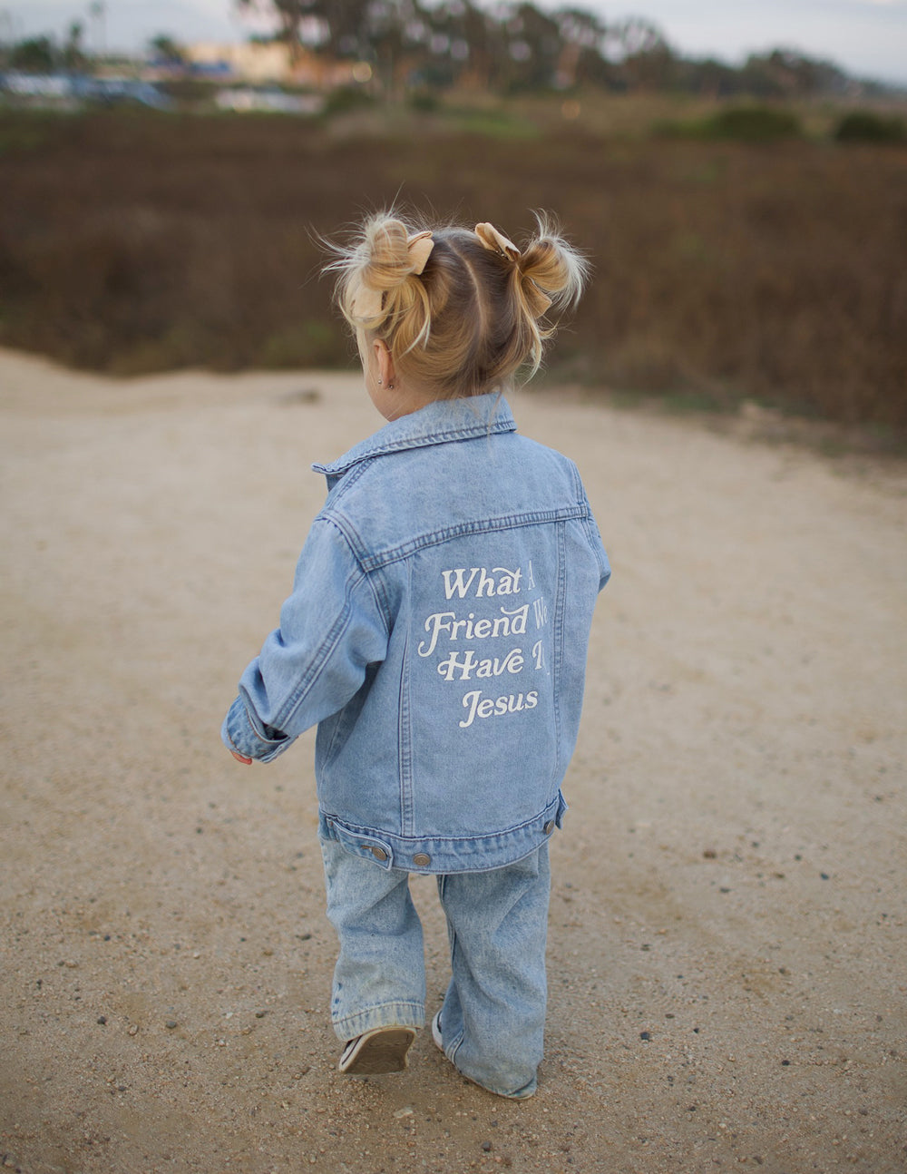 Chaqueta vaquera para niños "Qué amigo en Jesús"
