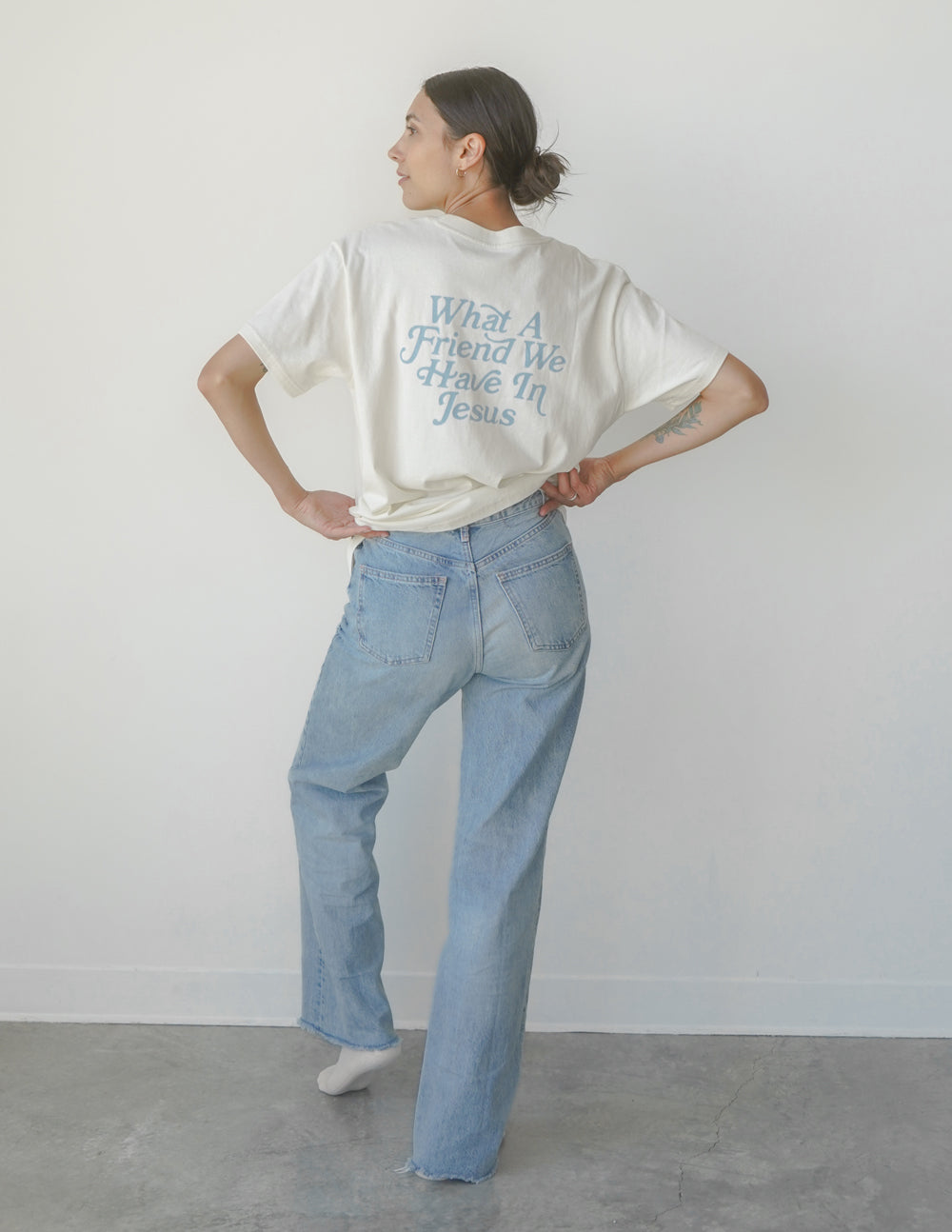Camiseta unisex Qué amigo en Jesús