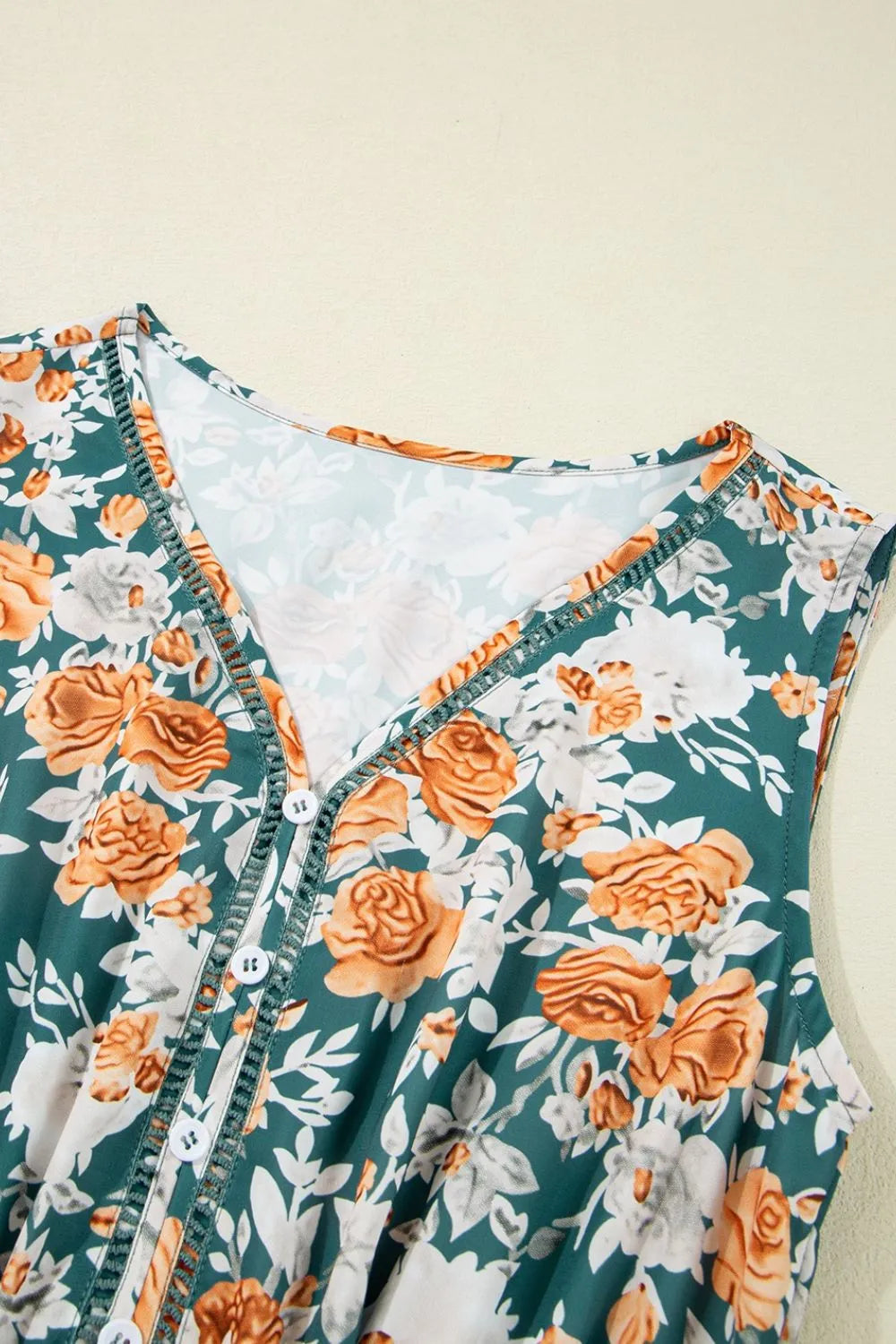 Vestido sin mangas con cuello en V y cintura anudada con estampado floral