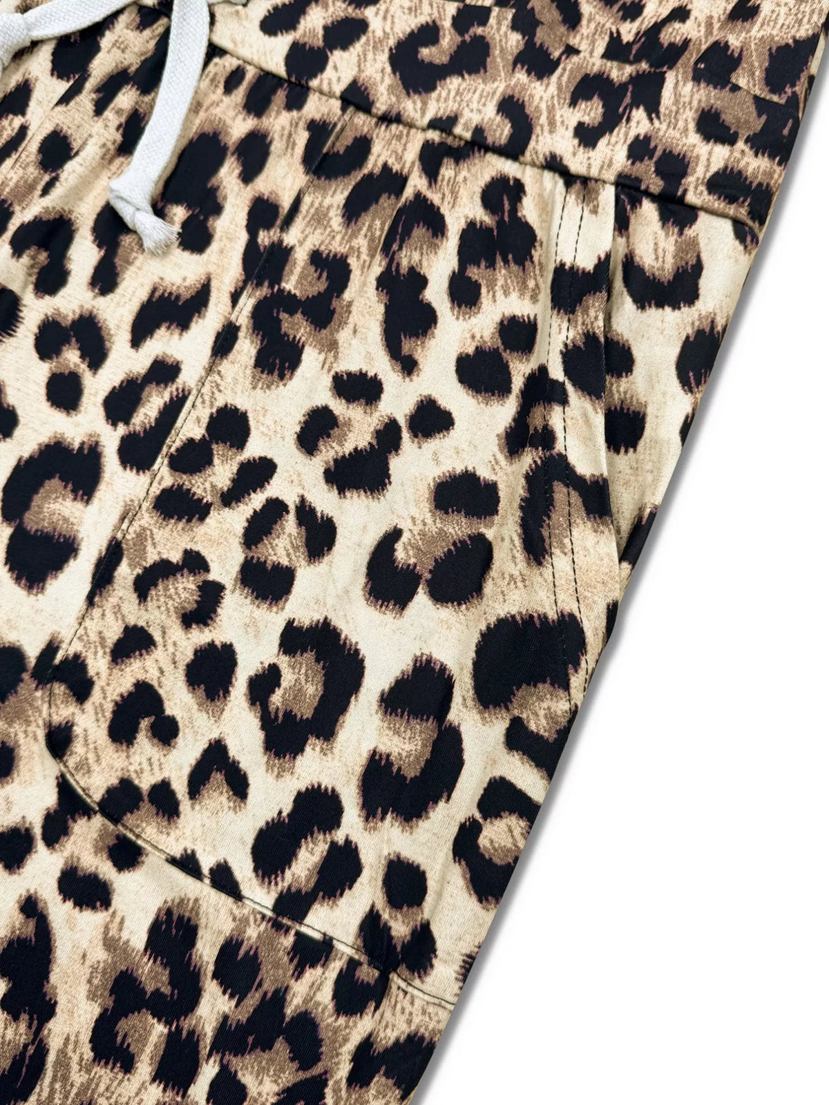 Conjunto de top asimétrico y pantalón con estampado de leopardo