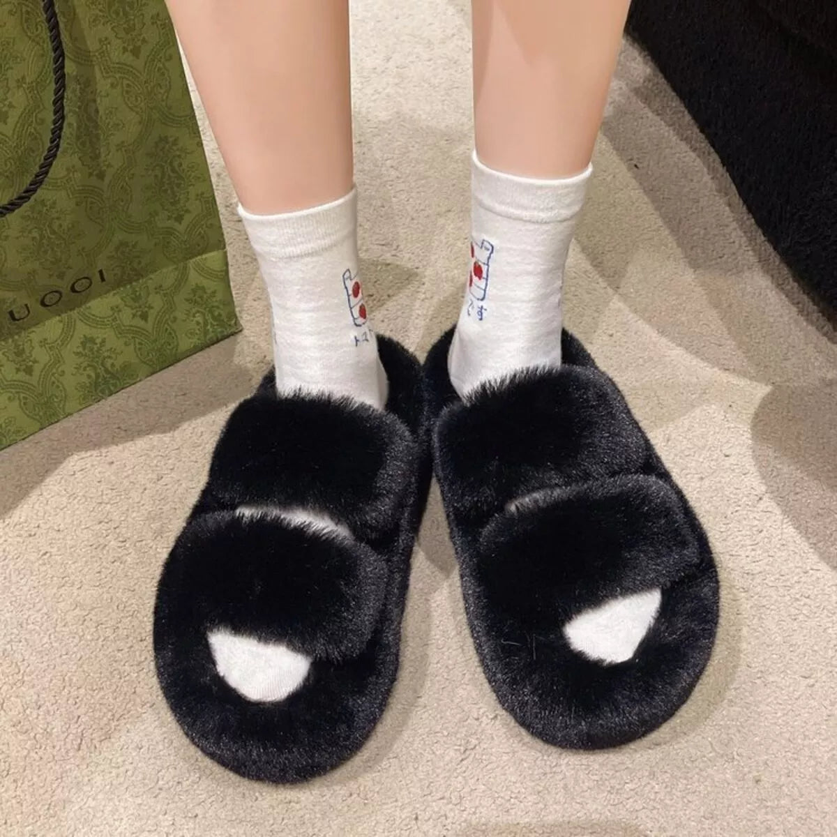 Pantuflas peludas de punta abierta