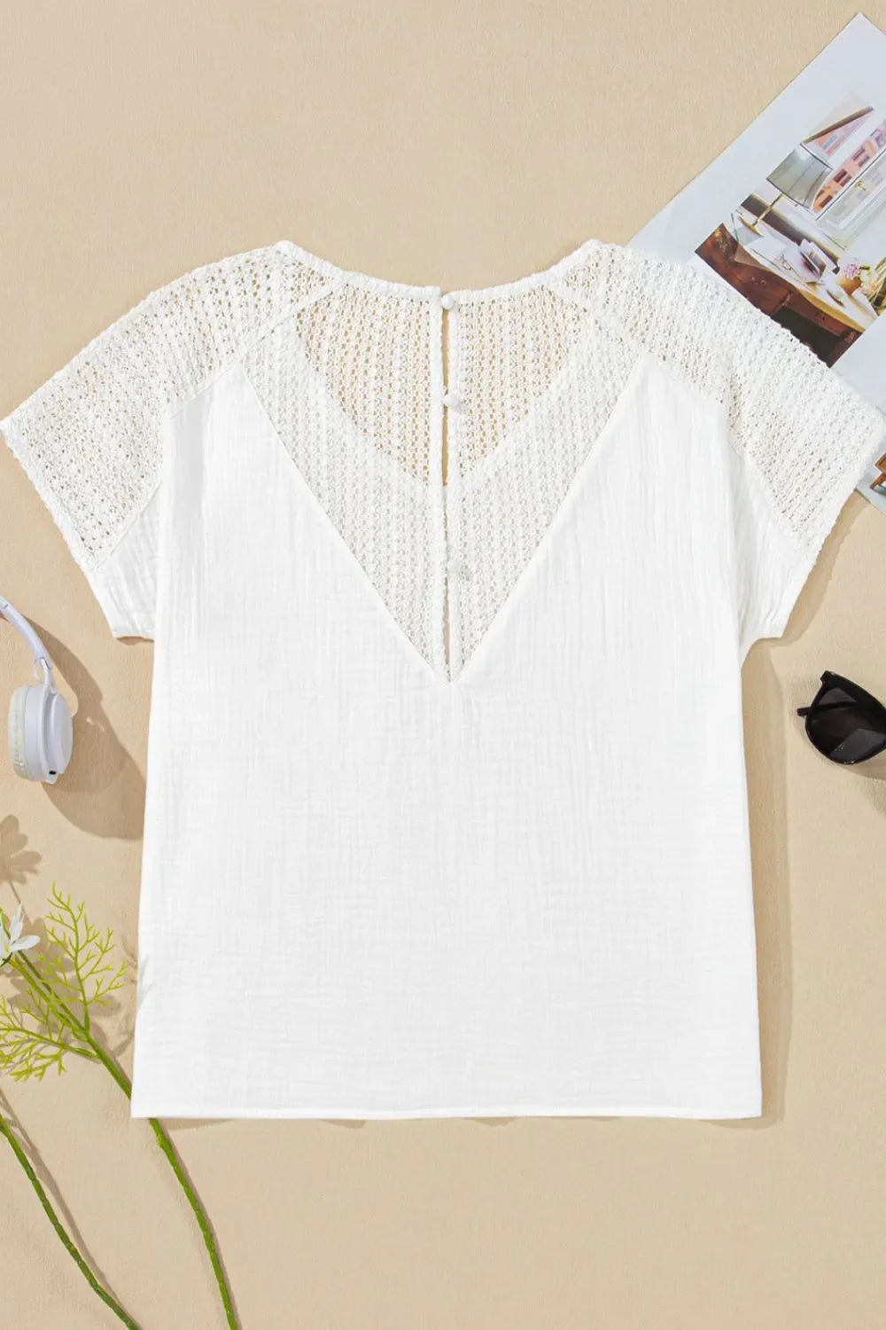 Camiseta con cuello en V, botones en la espalda y textura de crochet con encaje