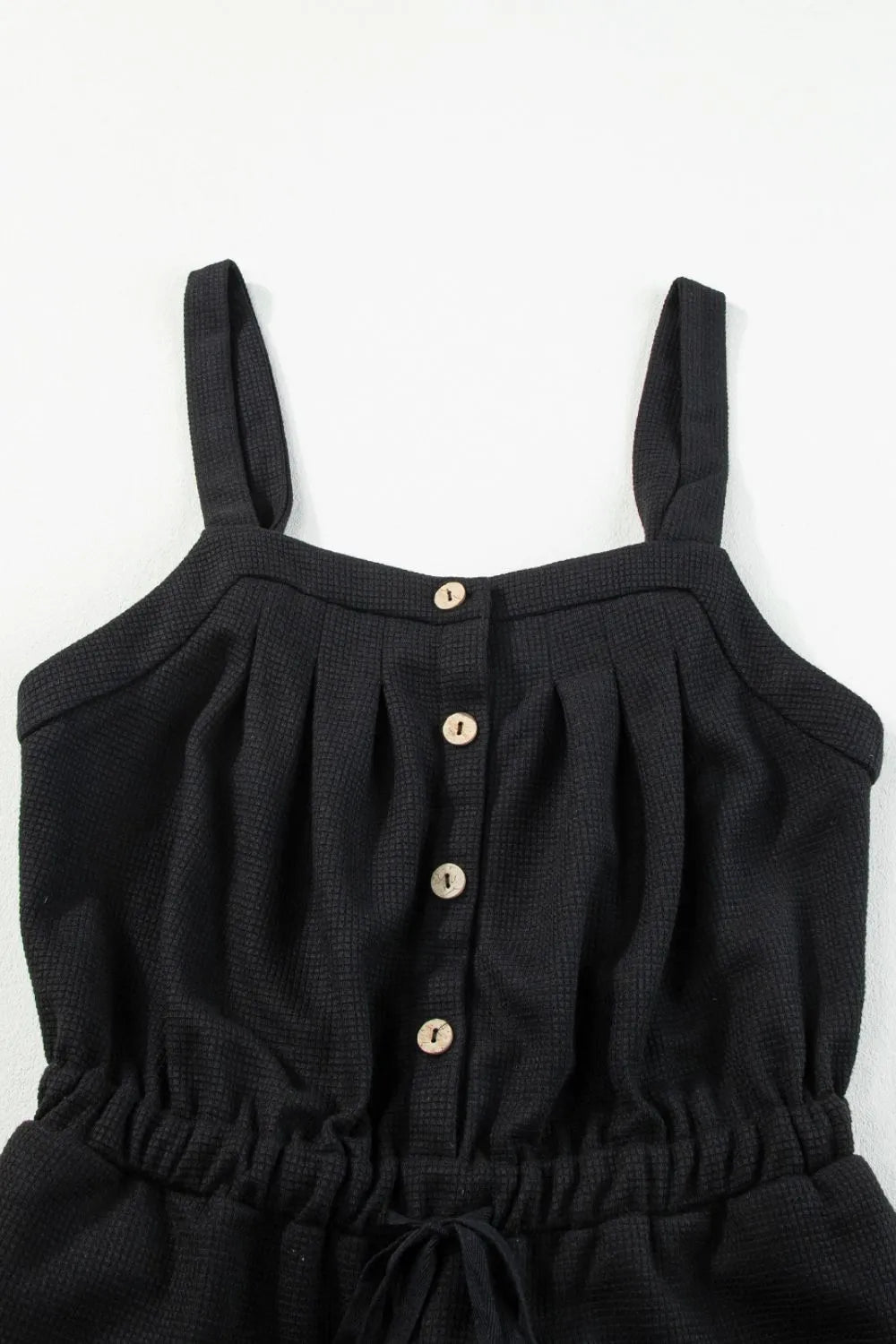 Mono con tirantes anudados, botones y textura con cordón ajustable