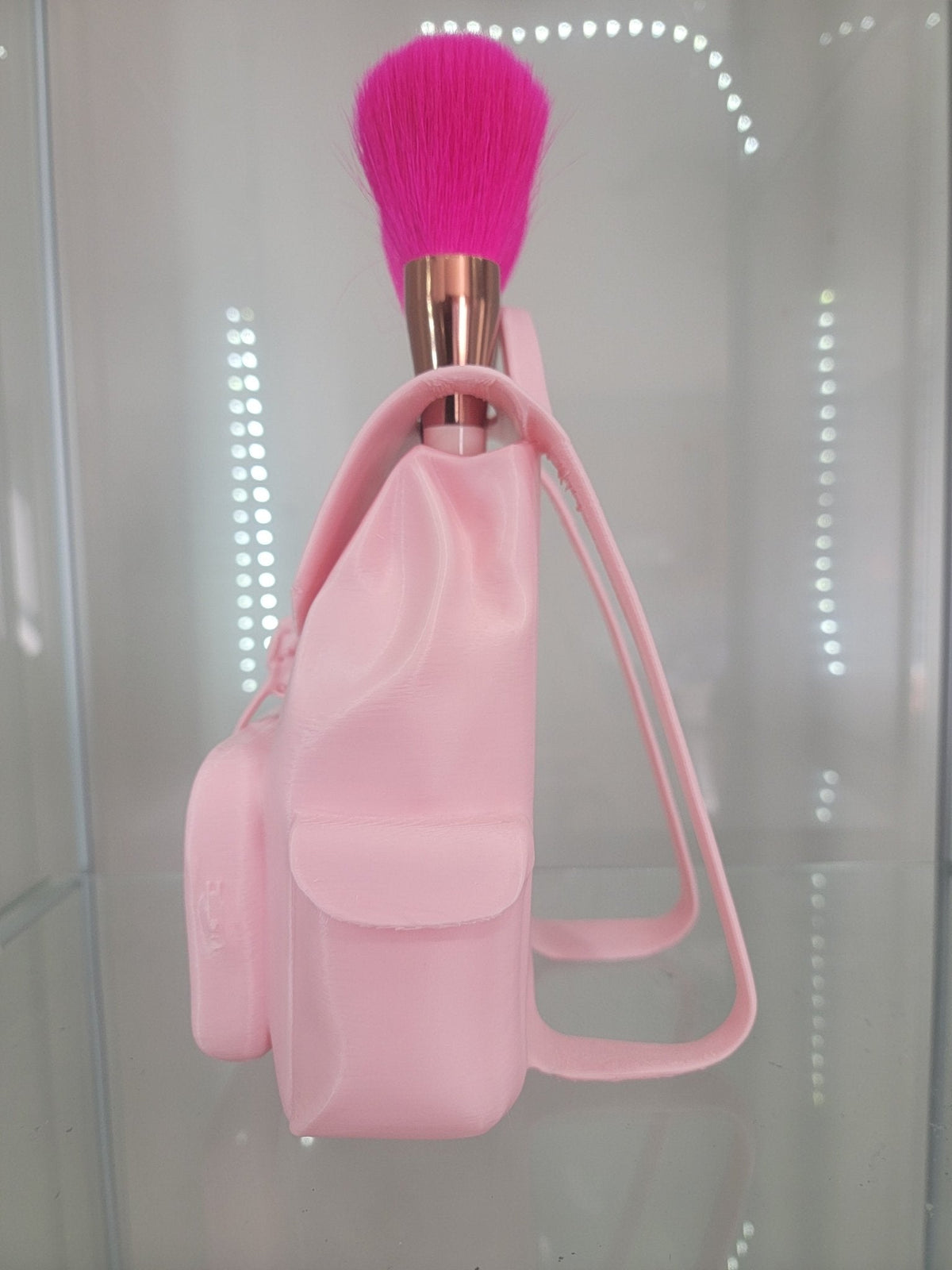 Adorable mochila rosa con porta brochas de maquillaje: organizador elegante para amantes del glamour