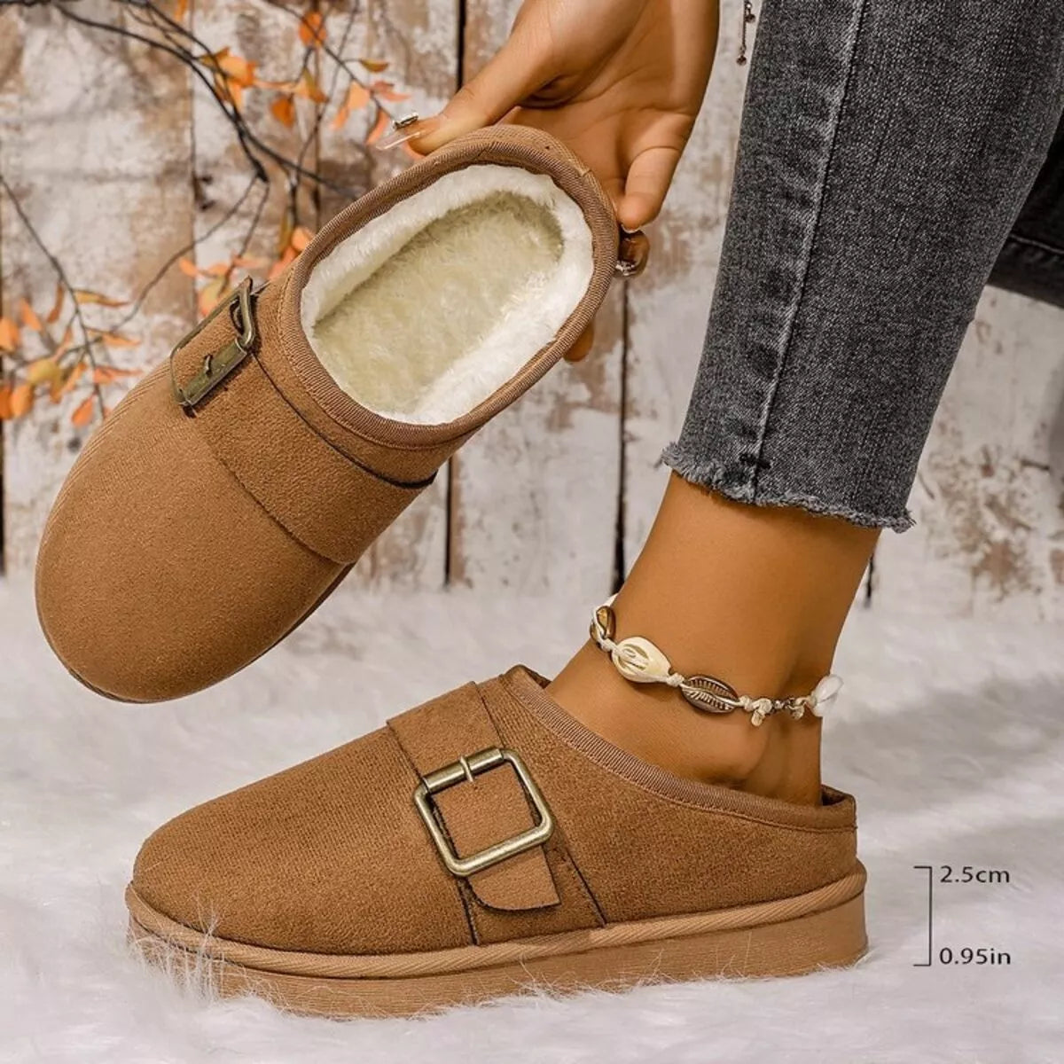 Pantuflas cálidas forradas de peluche con hebilla decorativa