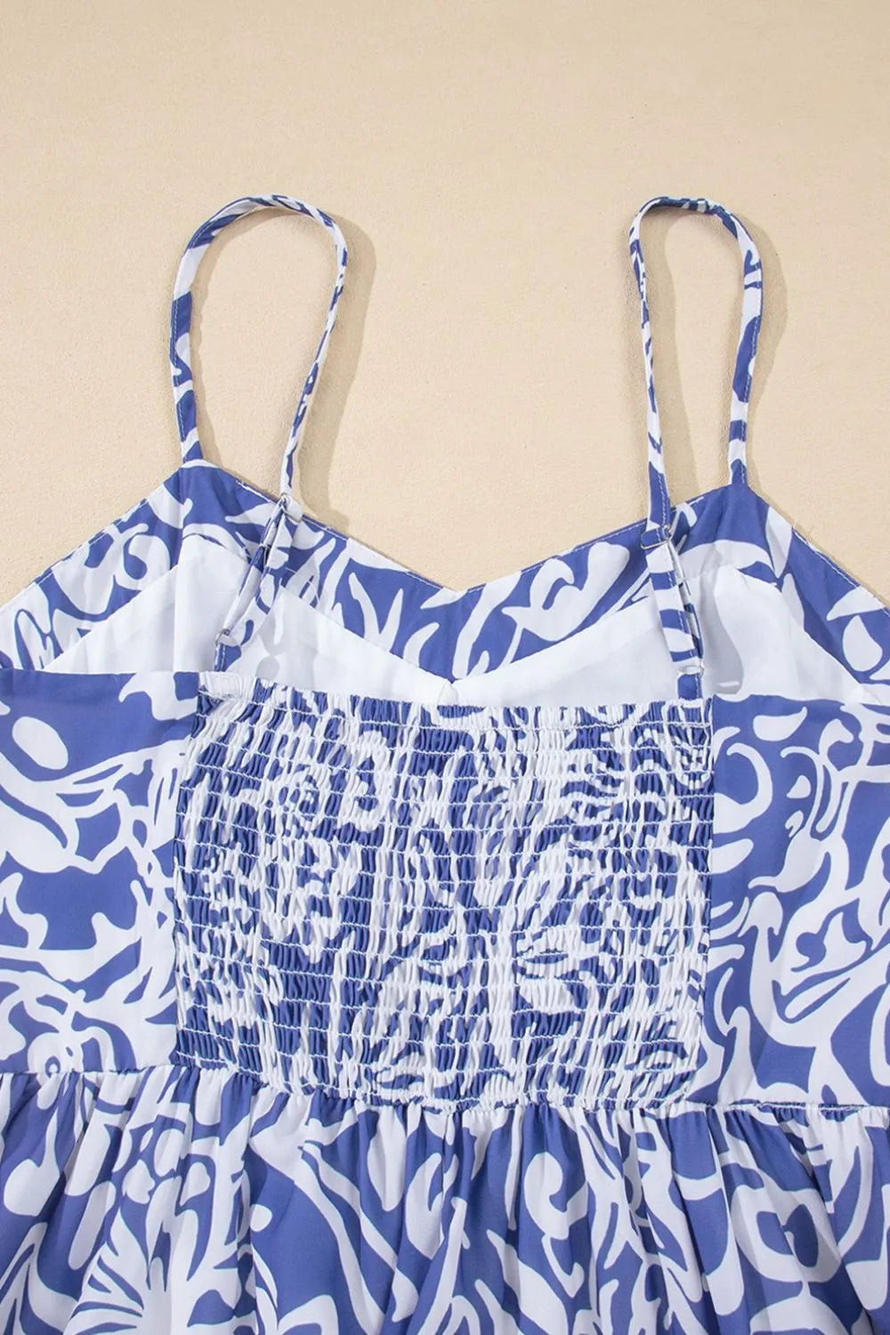 Vestido de cintura alta con tirantes finos y estampado floral