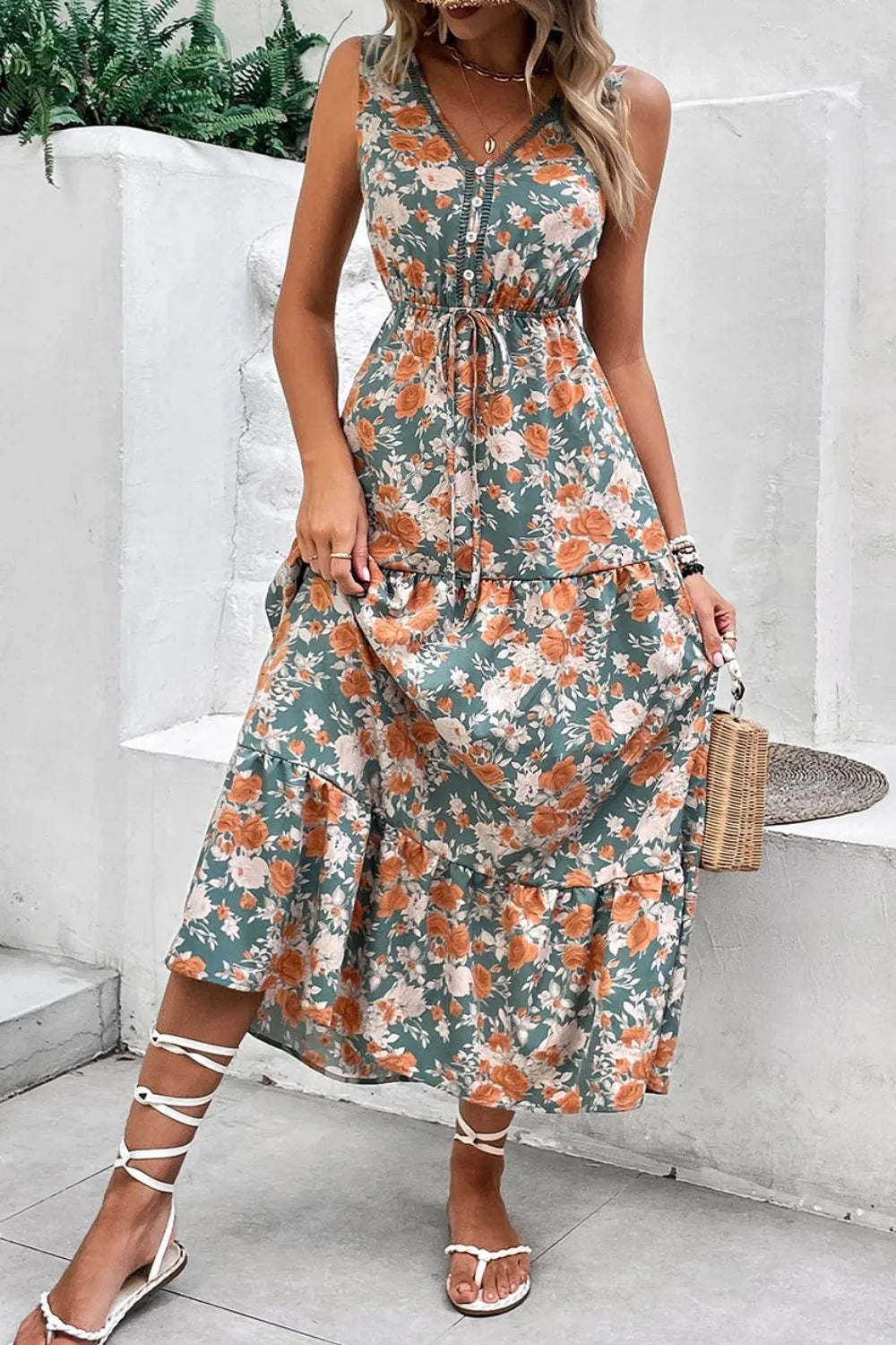 Vestido sin mangas con cuello en V y cintura anudada con estampado floral