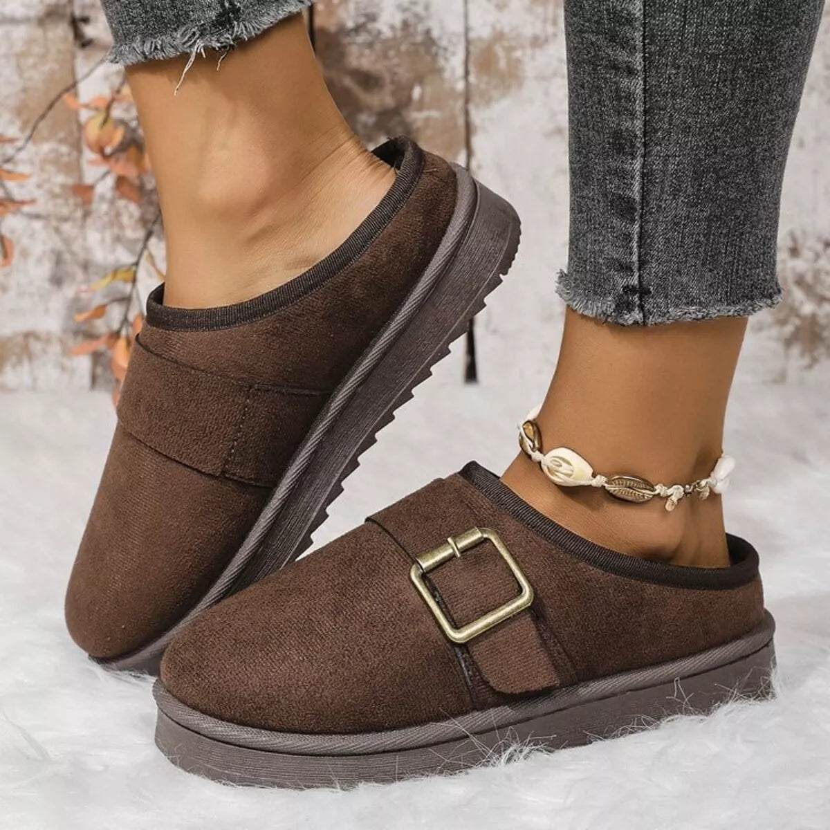 Pantuflas cálidas forradas de peluche con hebilla decorativa