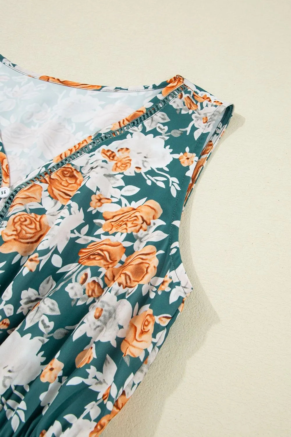 Vestido sin mangas con cuello en V y cintura anudada con estampado floral